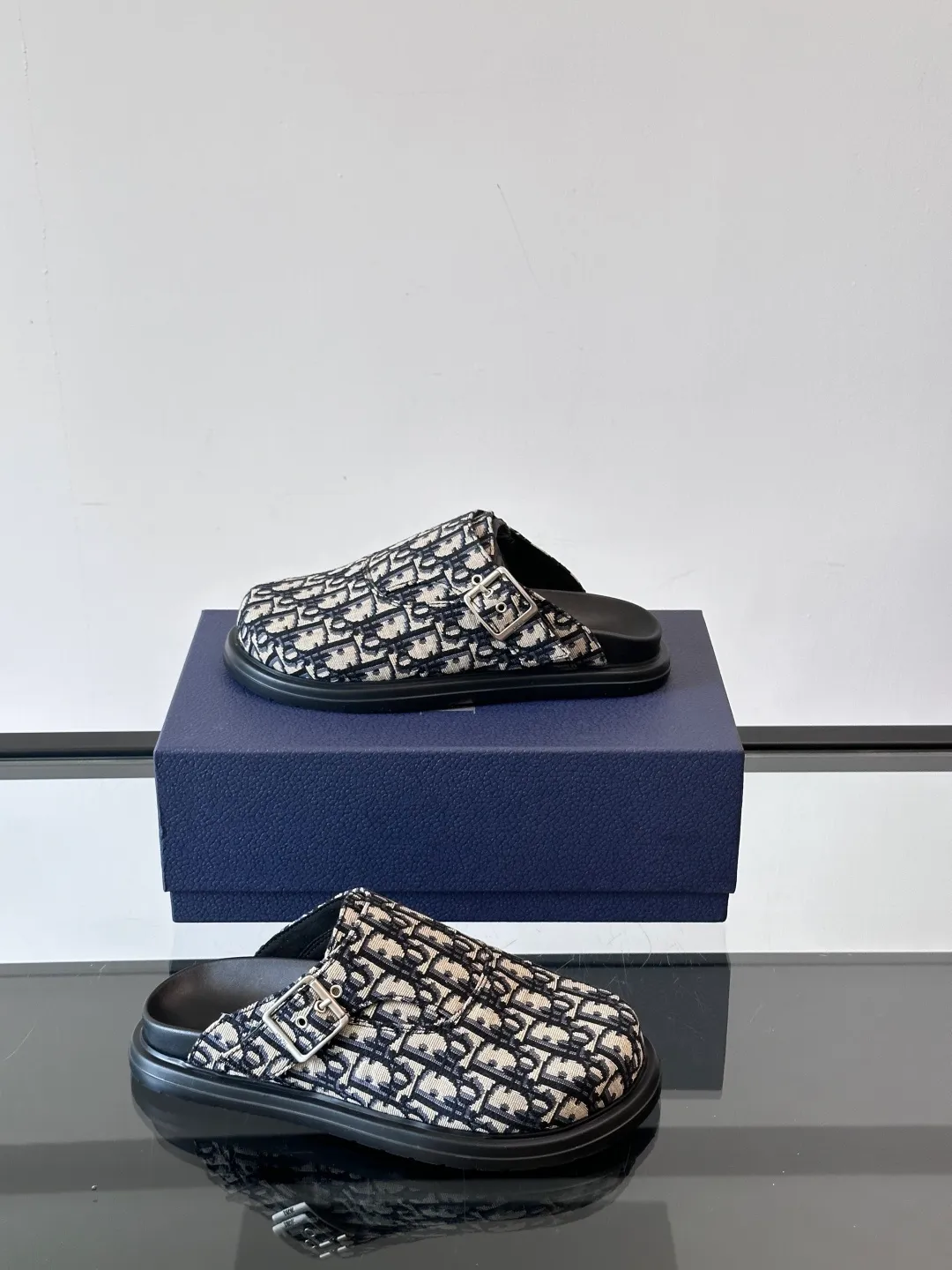 P360 Dior's new mules are new. I think closed-toe mules are really cool for boys. They are Dior's most classic oblique print and are fashionable and comfortable. These Dior Aqua mules combine modern style and classic design. Beige and black Oblique printed fabric upper with adjustable straps and a metal-clad copper alloy Dior buckle for added style. Paired with black leather, rubber and EVA notch soles, they can be easily paired with a variety of casual outfits. size: 38-45 (38.45 customized) No. 004